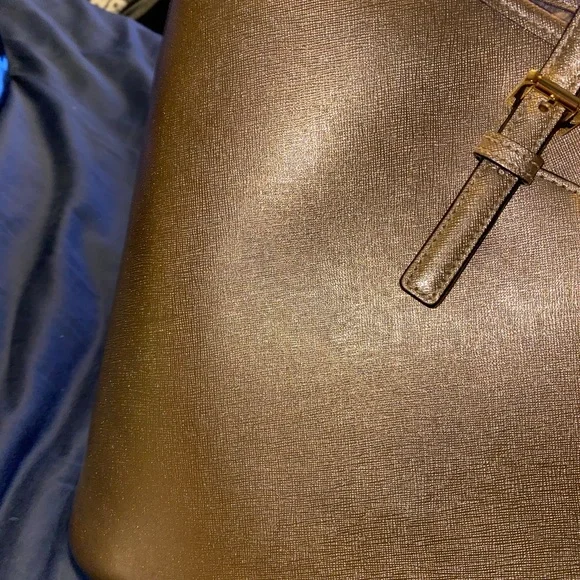 EUC Michael kors gold XL tote bag - Picture 11 of 17